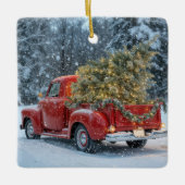 Red Retro Truck mit Weihnachtsbaum in Schneeflocke Keramikornament (Vorderseite)