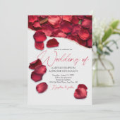 Red Rose Petals Einladung (Stehend Vorderseite)