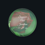 Red Rosenknospe Blume Personalisiert Wedding Magnet<br><div class="desc">Lieblich roter Rosenbud sanft biegen in der Blume des Sonnenlichts Save the Date Hochzeitsankündigung oder bevorzugen Kühlschrank Magnet. Füllen Sie Ihre Informationen in der Vorlage aus. Ändern Sie Text- und Schriftart-Größe, Stil und Farbe, indem Sie auf Anpassen klicken. Dieses Bild ist auf vielen Produkten in meiner Galerie verfügbar. Besuchen Sie...</div>