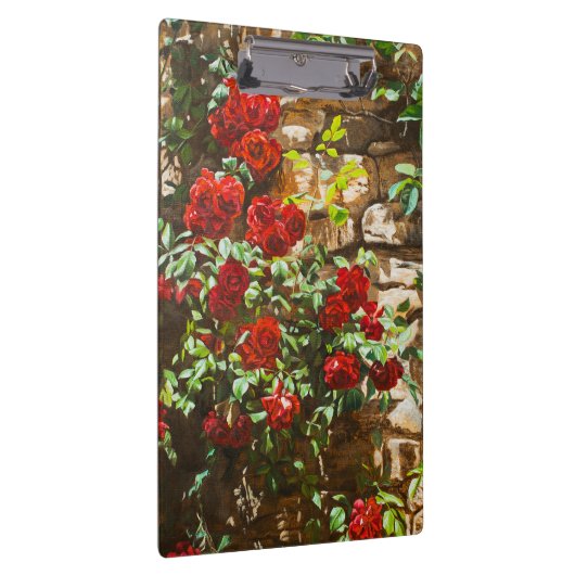 Red Roses Against a Stone Wall Klemmbrett (Rechts)