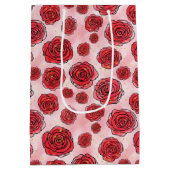 Red Roses on Pink Watercolor Pattern Mittlere Geschenktüte (Rückseite)