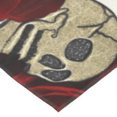 Red Roses & Skulls Black Floral Gothic White Tischdecke (Schrägansicht)