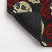 Red Roses & Skulls Grey Black Floral Gothic Mousepad (Ecke)