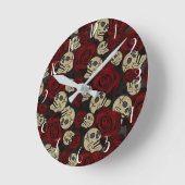 Red Roses & Skulls Grey Black Floral Gothic Runde Wanduhr (Winkel)