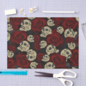 Red Roses & Skulls Grey Black Floral Gothic Seidenpapier (Handwerk)