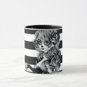 Red Roses & Skulls Grey Black Floral Gothic Tasse (Zentrum)