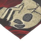 Red Roses & Skulls Grey Black Floral Gothic Tischdecke (Schrägansicht)