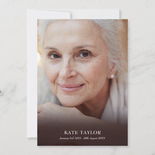 Red Rustic Wood Funeral Feier des Fotos Leben Einladung (Rückseite)