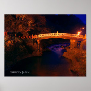 Red Sacred Bridge über einem Fluss bei Night Japan Poster