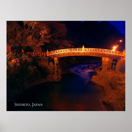 Red Sacred Bridge über einem Fluss bei Night Japan Poster (Vorne)