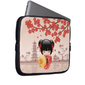 Red Sakura Kokeshi Doll - Japanisch Geisha Laptopschutzhülle (Vorne Rechts)