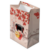 Red Sakura Kokeshi Doll - Japanisch Geisha Mittlere Geschenktüte (Vorderseite Schrägansicht)