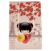 Red Sakura Kokeshi Doll - Japanisch Geisha Mittlere Geschenktüte (Rückseite)