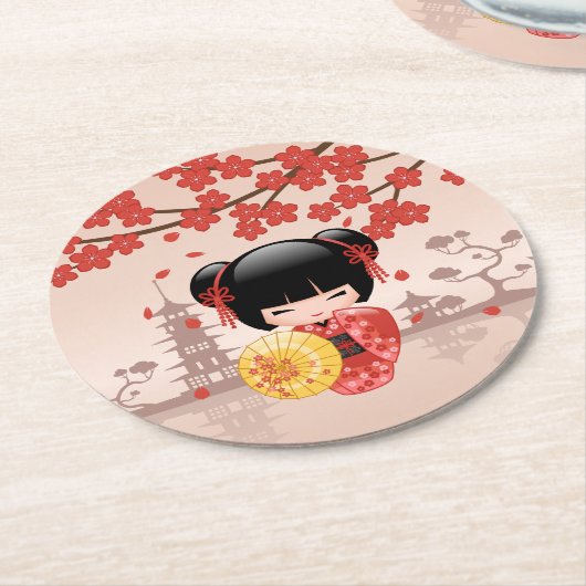 Red Sakura Kokeshi Doll - Japanisch Geisha Runder Pappuntersetzer (Angewinkelt)