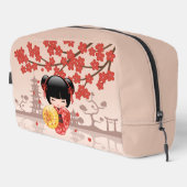 Red Sakura Kokeshi Doll - Japanisch Geisha Waschbeutel (Rechte Ecke)