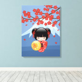Red Sakura Kokeshi Doll - Niedlich Geisha Girl Leinwanddruck (Insitu (Holzboden))