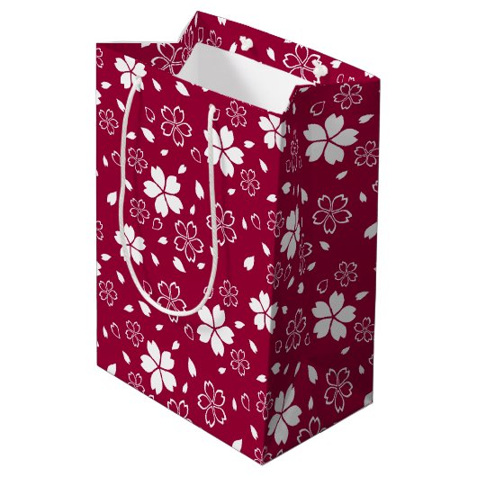 Red Sakura Pattern Mittlere Geschenktüte (Rückseite Schrägansicht)