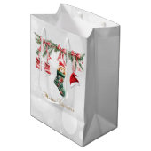 Red Santa Baby Bear Weihnachtskleidung Bokeh Mittlere Geschenktüte (Vorderseite Schrägansicht)