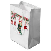 Red Santa Baby Bear Weihnachtskleidung Bokeh Mittlere Geschenktüte (Rückseite Schrägansicht)