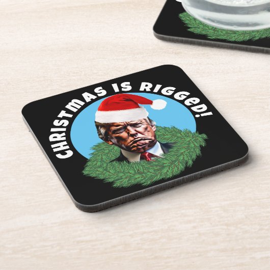  Red Santa Hat Trump Rigged Christmas Getränkeuntersetzer (Linke Seite)
