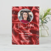 Red Satin Silver Sie sagte Yes Brautparty Einladung (Stehend Vorderseite)