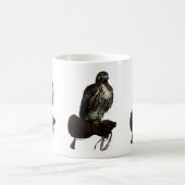 Red-Schwanz Hawk on Glove Kaffeetasse (Mittel)