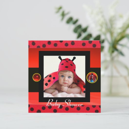 RED SCHWARZ-WEISS BABY BUG Monogram Foto Template Einladung (Stehend Vorderseite)