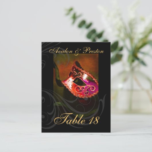 Red Scroll Masquerade Table Platzkarte Postkarte (Stehend Vorderseite)