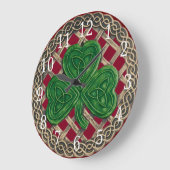 Red Shamrock and Celtic Knots Round Clock Große Wanduhr (Winkel)