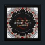 Red Silver Diamonds Wedding Anniversary Box Erinnerungskiste<br><div class="desc">Erleben Sie die Faszination eines von Indien inspirierten mittelalterlichen und mittelöstlichen Designs, das mit lebendiger Energie inmitten der Welt aufwartet. Diese exquisite Kreation vereint tiefe Rot-Schwarz-Farbtöne, die durch elegante, weiße Zierelemente unterstrichen werden, die mit einer Fülle von verzierten Diamanten in ihrem komplizierten Muster verziert sind. Stärken Sie Ihr Geschenk mit...</div>