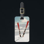 Red Skis Gepäckanhänger<br><div class="desc">Rotes Paar Ski im Schnee | Muriel de Seze | AssetID: 112069373</div>