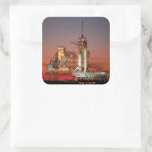 Red Sky for Space Shuttle Atlantis Start Quadratischer Aufkleber (Tasche)