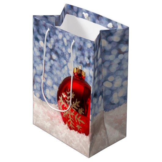 Red Snowflake Christmas Bauble Mittlere Geschenktüte (Vorderseite Schrägansicht)