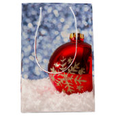 Red Snowflake Christmas Bauble Mittlere Geschenktüte (Vorderseite)