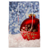 Red Snowflake Christmas Bauble Mittlere Geschenktüte (Rückseite)