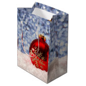 Red Snowflake Christmas Bauble Mittlere Geschenktüte (Rückseite Schrägansicht)