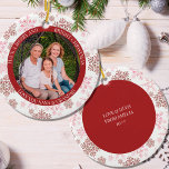 Red Snowflake Merry Bright und Christmas Foto Keramik Ornament<br><div class="desc">Schneeflocken Weihnachtsbaumschmuck, mit dem Foto "Haben Sie eine fröhliche und helle Weihnacht" .. gefolgt von Ihrer eigenen Formulierung wie "Liebe Sie nana und Großad". Sie können auch die Rückseite des Ornaments mit einer Nachricht, Ihrem Namen, dem Jahr usw. personalisieren. Die Fotovorlage zeigt Ihr Foto in runder Form an. Wenn Sie...</div>