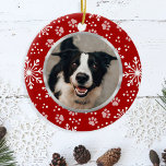 Red Snowflake Paw Pattern Pet Foto Keramik Ornament<br><div class="desc">Stellen Sie sich dieses winterliche, rot-weiße Schneeflocken-/Pfotendruckmuster mit dem Foto Ihres Haustieres auf der Vorderseite vor. Auf der Rückseite befindet sich eine Vorlage, um den Namen Ihres Tieres und ein Jahr hinzuzufügen. >>> Um den Schriftart, die Textgröße und -farbe zu ändern, verwenden Sie die Schaltfläche Anpassen. <<<< Sowohl das Foto...</div>