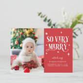 Red So sehr frohe Holiday Baby Foto Ankündigung (Stehend Vorderseite)