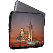 Red Space Shuttle Spaceship Atlantis auf Launch Pa Laptopschutzhülle (Vorne Rechts)