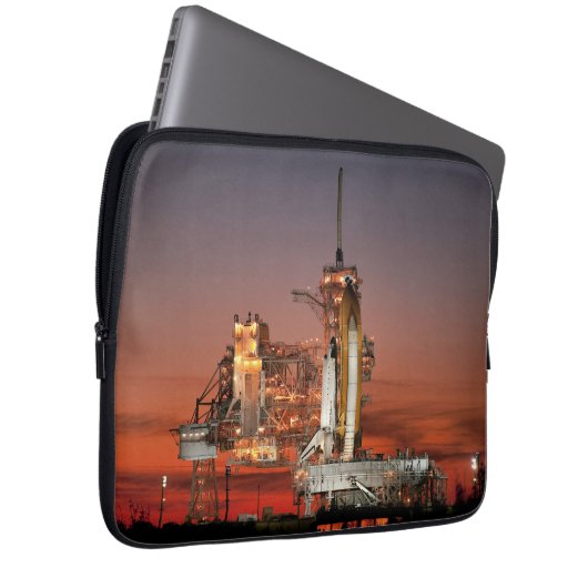 Red Space Shuttle Spaceship Atlantis auf Launch Pa Laptopschutzhülle (Vorne Rechts)