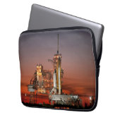 Red Space Shuttle Spaceship Atlantis auf Launch Pa Laptopschutzhülle (Vorderseite Links)