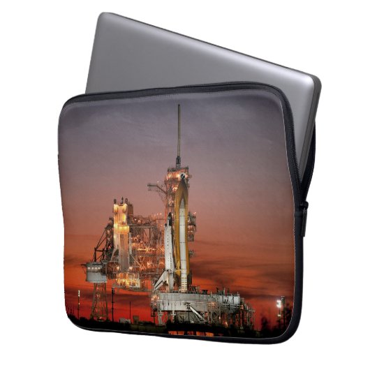 Red Space Shuttle Spaceship Atlantis auf Launch Pa Laptopschutzhülle (Vorderseite Links)