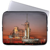 Red Space Shuttle Spaceship Atlantis auf Launch Pa Laptopschutzhülle (Vorderseite)