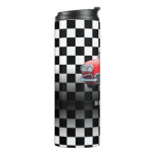 Red Sport's Car, White Name, B/W Checkered Thermosbecher (Nach links gedreht)