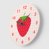 Red Strawberry auf Gingham Karo. Große Wanduhr (Winkel)