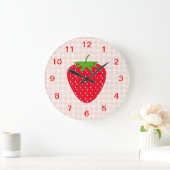 Red Strawberry auf Gingham Karo. Große Wanduhr (Zuhause)