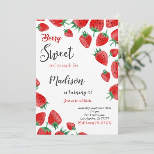 Red Strawberry Birthday Einladung (Stehend Vorderseite)