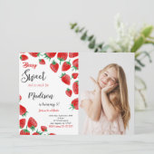 Red Strawberry Birthday Foto Einladung (Stehend Vorderseite)