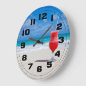 Red Strawberry Drink on the Sandy Beach Große Wanduhr (Winkel)